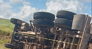 Caminhão carregado com sucata tomba na rodovia Alcides Soares em Botucatu