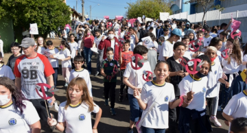 Alunos do Jonas Alves fazem caminhada de conscientização contra a dengue