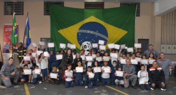 Alunos de Botucatu recebem certificação do Programa Bombeiros na Escola