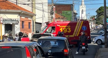 Mulher é socorrida após ser atropelada por moto no centro de Botucatu