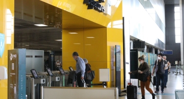 Anvisa autoriza serviço de bordo e mantém uso de máscaras em voos