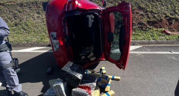 Em fuga, homem capota carro com 146 quilos de maconha na Castelinho em Botucatu