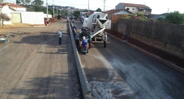 Guias são instaladas na Avenida Conde de Serra Negra, região leste de Botucatu