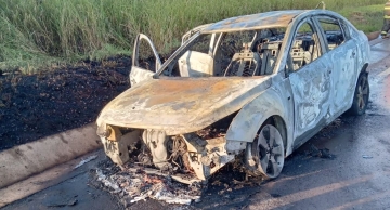 Carro pega fogo e fica destruído na SP-191 em São Manuel  