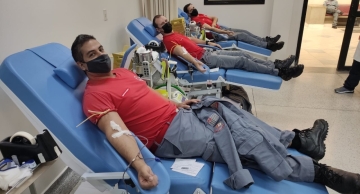Bombeiros de Botucatu e Avaré fazem doação de sangue no Hemocentro