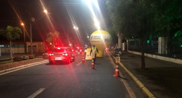 Operação policial autua 21 condutores por recusa no teste do bafômetro em Botucatu