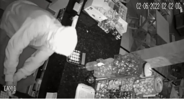 Vídeo: homem arromba padaria em Botucatu e leva máquina registradora