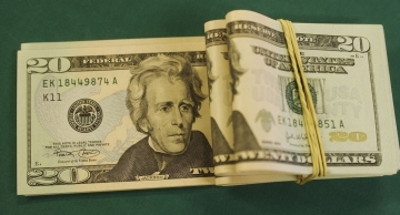 Dólar sobe para R$ 5,18 e fecha no maior valor em quatro meses