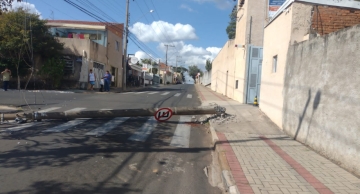 Caminhão derruba poste de energia em rua de área central de Botucatu