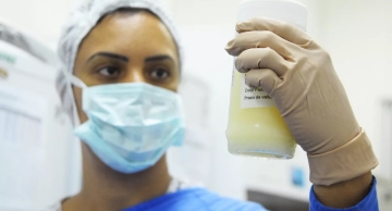 Leite materno é usado para tratar Covid-19 longa em paciente com imunodeficiência grave