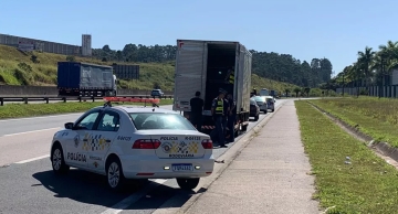 Quadrilha ataca caminhão e rouba arsenal em rodovia do interior paulista