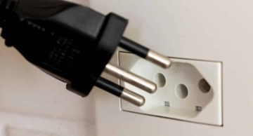 Bebê de 2 anos morre eletrocutado depois de achar fio no chão e colocá-lo na tomada em Assis