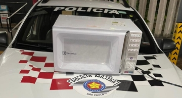 PM flagra adolescentes carregando forno micro-ondas furtado no Parque dos Pinheiros