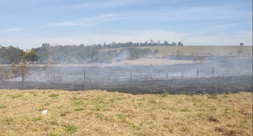 Incêndio destrói vegetação na Gastão Dal Farra em Botucatu