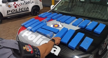 Força Tática apreende 22 tijolos de maconha em baú de entrega para moto em Botucatu