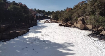 Rio Tietê volta a ficar coberto por espuma tóxica no interior paulista