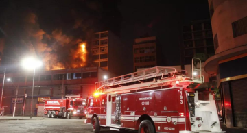 Incêndio atinge prédios comerciais no Centro de SP; bombeiros ficam feridos e área é interditada por risco de desabamento