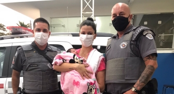 Policiais salvam vida de recém-nascida que estava engasgada e sem respirar em Botucatu