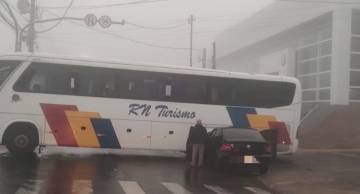 Acidente entre carro e ônibus causa congestionamento na Dante Delmanto