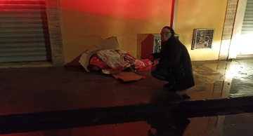 Operação Migrante resgata dezenas de pessoas dormindo nas ruas durante a madrugada fria em Botucatu