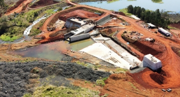 Obras de represa em Botucatu: desvio de água passa a ser feito na projeção do vertedouro