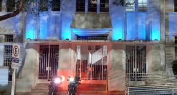 Prefeitura recebe iluminação azul durante o mês de agosto para alertar sobre doenças vasculares