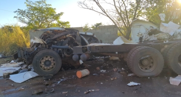 Motorista morre em acidente entre dois caminhões e um carro em Igaraçu