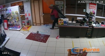 Homem é preso após arrombar e furtar lojas no centro de Botucatu; veja vídeo