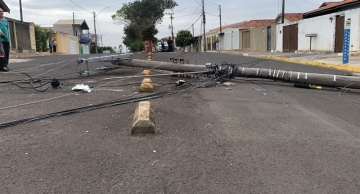 Caminhão arrasta cabos de energia e derruba poste no bairro Comerciários em Botucatu