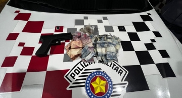 PM prende dois adolescentes após roubo em farmácia no centro de Botucatu durante a madrugada