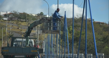 Ponte do Ouro Verde recebe alambrados de proteção em Botucatu