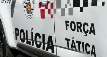 Dupla passa sinal vermelho, causa acidente e é presa por tráfico em Botucatu Dupla passa sinal vermelho, causa acidente e é presa por tráfico em Botucatu
