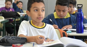 Alunos da rede municipal recebem material escolar para segundo semestre