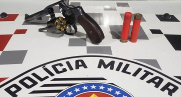 Homem é detido ostentando arma de fogo em posto de combustíveis de Anhembi
