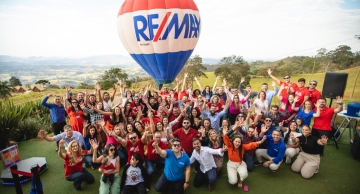 Imobiliárias da rede RE/MAX de Botucatu fizeram nesta sexta, 26, um mega evento com direito a passeio de balão