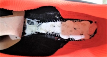 Mulher tenta entrar com cocaína e maconha dentro de tênis em unidade prisional de Itatinga