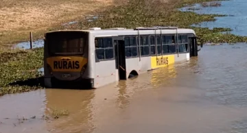 Ônibus com trabalhadores rurais passa entrada de balsa e cai no Rio Paranapanema em Itatinga