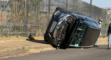 Carro tomba após colisão na região da Cecap em Botucatu