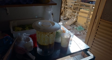 Vigilância fecha ‘disk lanche’ que preparava pedidos perto de sanitário e galinheiro na Vila Jardim