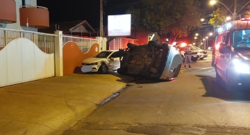 Carro sem controle tomba e atinge outros três veículos em avenida no Jardim Paraíso