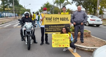 Alunos da escola Américo realizam pedágio na Campanha Setembro Amarelo