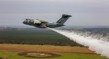 Embraer conclui testes em voo da capacidade de combate a incêndios do C-390 Millennium