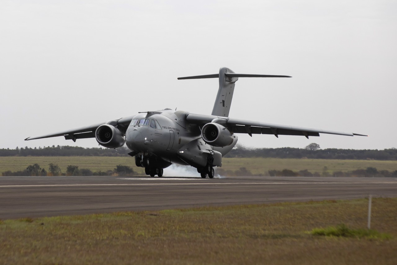 Embraer avança na campanha de testes do KC-390 para a Força Aérea