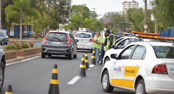 SEMUTRAN realiza bloqueio educativo de trânsito na Pedretti Neto