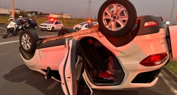 Veículo capota após colisão próximo ao Shopping em Botucatu
