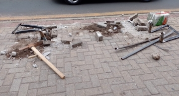 Homem é preso tentando furtar barras de ferro de banco destruído na Rua Amando