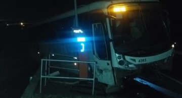 Ônibus com trabalhadores sofre acidente na Rondon em São Manuel