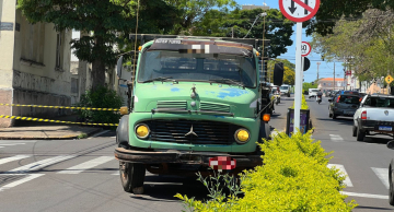 Acidente entre caminhão e carro deixa um ferido e interdita trecho da Avenida Santana