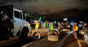 Caminhoneiros e manifestantes fazem ato na Rodovia Castelinho em Botucatu