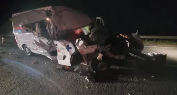 Acidente entre van e caminhão deixa 12 feridos na rodovia Castello Branco em Pardinho